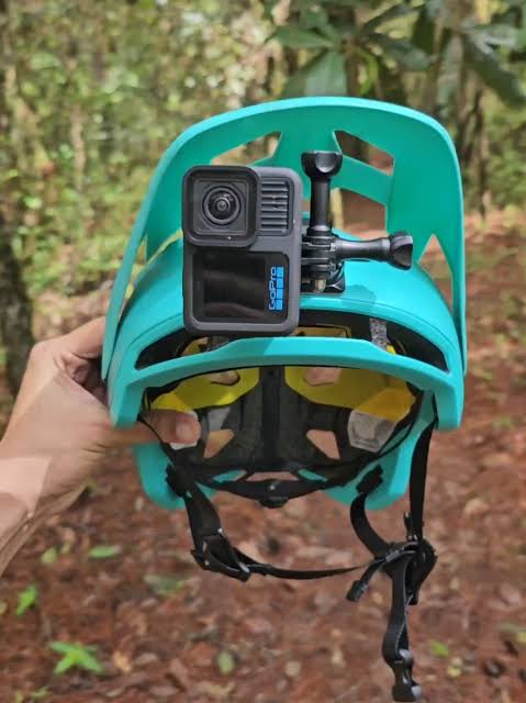 Cámara montada en un casco para recorrer el cultivo